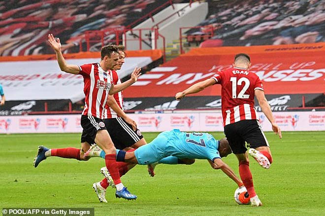 Tottenham thua Sheffield, Mourinho cay cú cà khịa trọng tài và VAR - 2