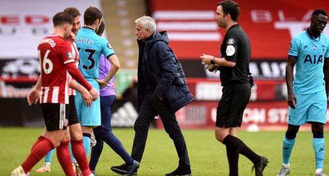 HLV Mourinho có thể bị phạt nguội vì những lời lẽ ngầm công kích các trọng tài