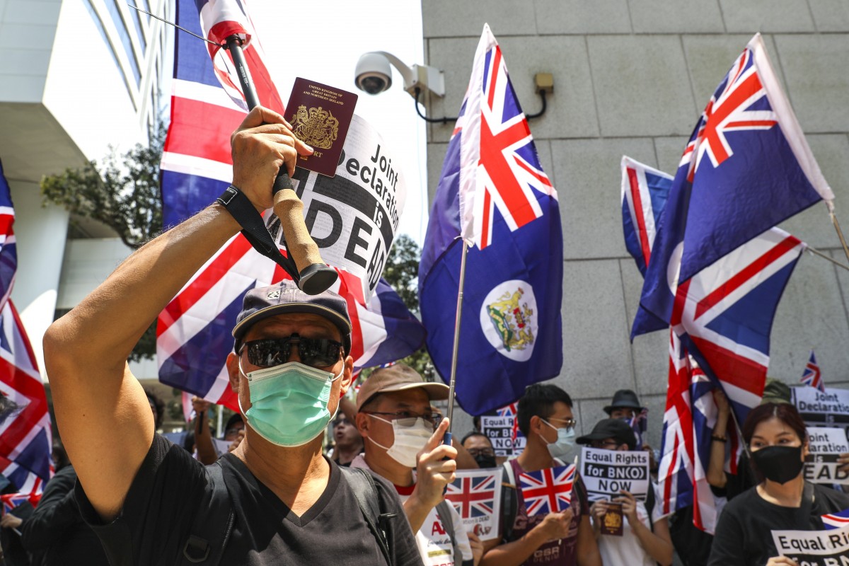 Một người biểu tình Hong Kong cầm trên tay hộ chiếu hải ngoại do Anh cấp&nbsp;(BNO).