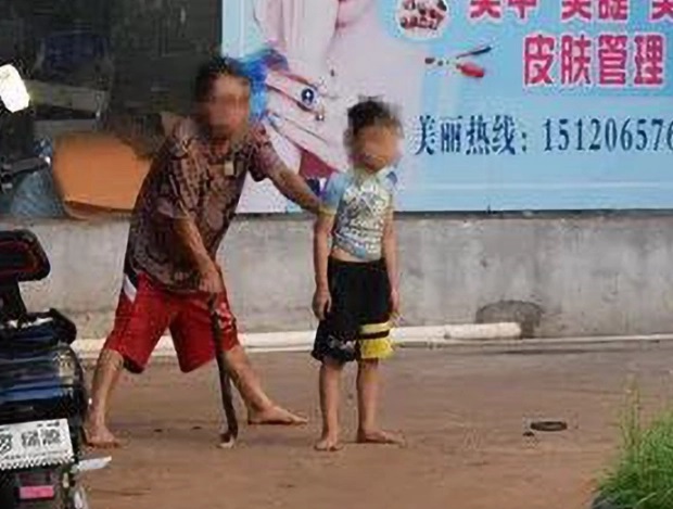 Người đàn ông cầm mã tấu uy hiếp con trai 6 tuổi ở Trung Quốc. Ảnh: Asia Wire