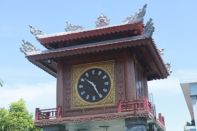 Tháp đồng hồ có 3 mặt kim, các bề mặt được làm bằng đồng và men hạt Bát Tràng do các nghệ nhân Việt Nam chế tác
