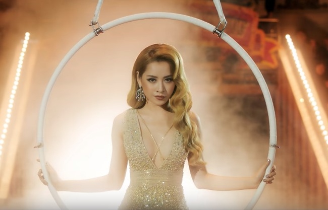 Thậm chí, trong các MV ca nhạc, nữ ca sĩ 9X không ngại bán nude, mặc hở khoe vòng 1 nóng bỏng.
