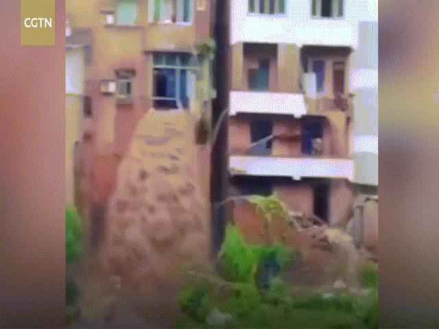 Thế giới - Nước lũ xuyên qua tầng 3 tòa nhà dân cư, tuôn ra như thác nước ở Trung Quốc
