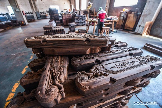 Huayuan còn là nơi bán buôn đồ thủ công bằng gỗ và đồ làm từ gỗ gụ lớn nhất của Trung Quốc.
