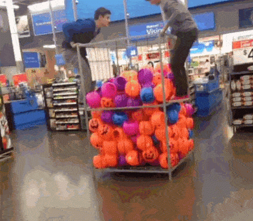 Ngã ngửa với những hành động khó đỡ của con người nơi công cộng - 1