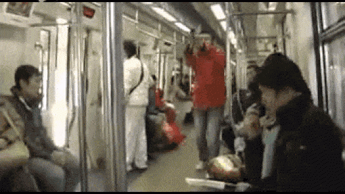 Ngã ngửa với những hành động khó đỡ của con người nơi công cộng - 9