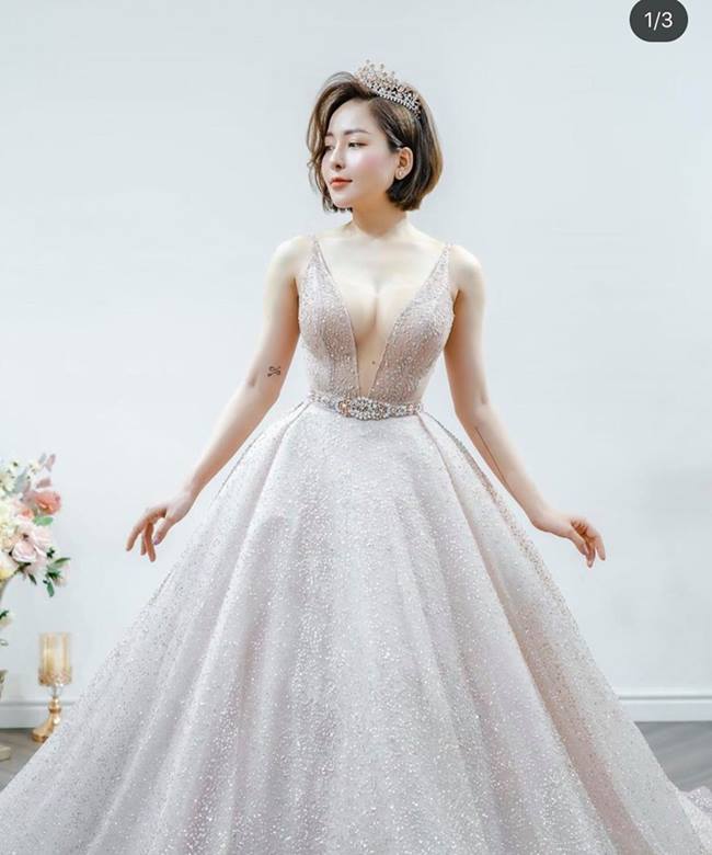 Nghi vấn&nbsp;lên cao trào khi Trâm Anh mặc váy cưới, khoe vòng 1 căng như bóng.&nbsp;
