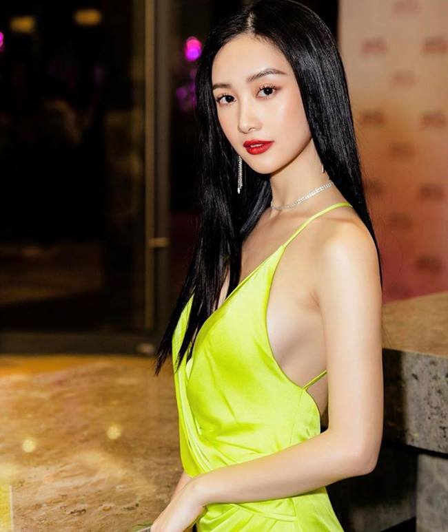 Tự tin với vòng 1 đầy đặn, Jun Vũ tiếp tục phát huy vẻ gợi cảm với váy áo khoét cổ, khoét nách sâu khi tham gia các sự kiện.
