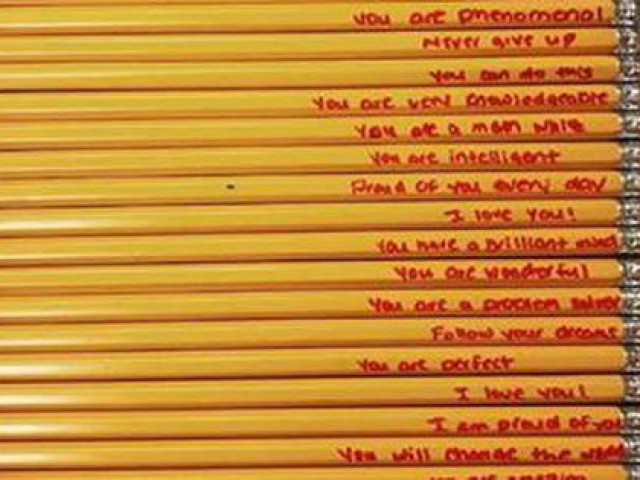 Mẹ viết những lời đặc biệt lên cây bút chì để khích lệ con trai làm trái tim cô giáo "tan chảy"