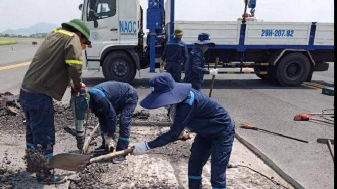Đường băng, đường lăn sân bay Nội Bài xuống cấp nghiêm trọng, đang được sửa chữa, nâng cấp. Ảnh Phan Công