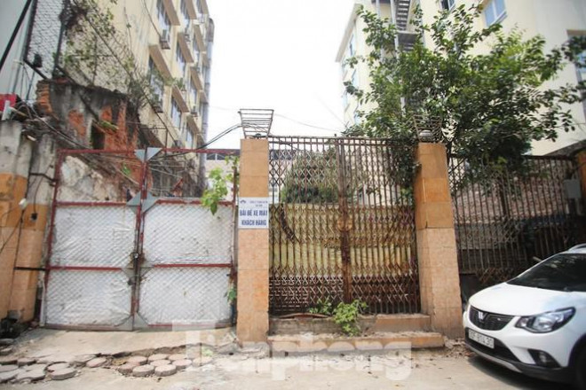 Khu đất vàng 22 Phan Bội Châu nằm sát bên cạnh cũng trong tình trạng "cửa đóng then cài". 