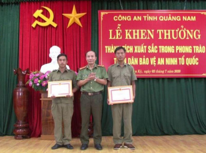 Công an tỉnh Quảng Nam trao giấy khen cho công dân tố giác Triệu Quân Sự và hai bảo vệ tổ dân phố. Để đảm bảo quyền riêng tư của công dân tố giác Triệu Quân Sự, chúng tôi không đăng hình ảnh và thông tin cá nhân của người này. Ảnh: CA