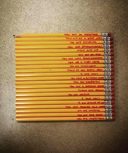 Những dòng chữ đặc biệt người mẹ viết trên 21 cây bút chì của con.