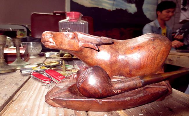 Giá trị của những món đồ ấy cũng rất đa dạng nhưng chủ yếu phụ thuộc vào ở niên hạn của món đồ cũng như độ hiếm có của nó. Theo chia sẻ của một chủ tiệm, những món hàng đắt tiền, tầm 50 triệu đồng trở lên sẽ không được bày bán trong chợ. Nếu khách hàng có nhu cầu mua những món đồ giá trị hơn, lên tới cả trăm triệu đồng thì họ sẽ trở thành những khách VIP, giao dịch được thực hiện tận nhà.
