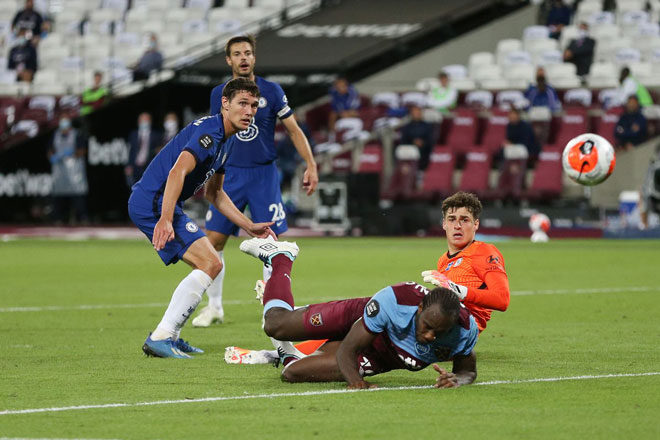 Chelsea bất ngờ thua West Ham ở vòng 32