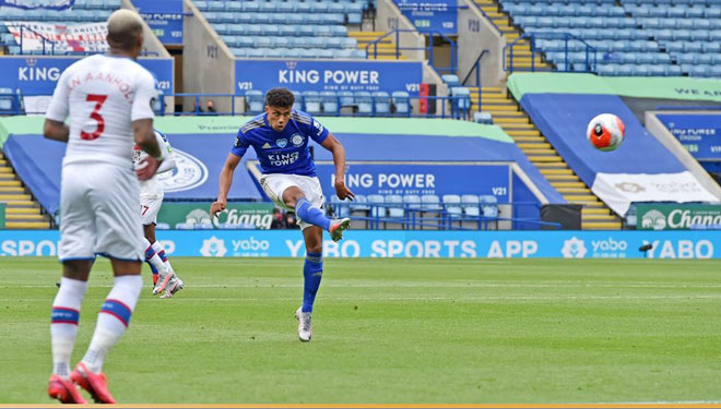 Leicester City có một lần làm rung chuyển khung thành Crystal Palace từ cú sút trái phá của James Justin