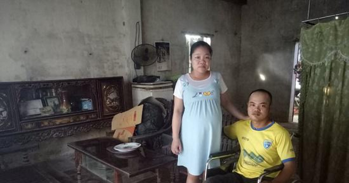 Bạn trẻ - Cuộc sống - Cảm động vợ đẩy xe lăn mang hết tiền mừng cưới cùng chồng đi “kiếm con”