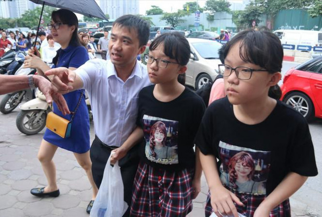 Học sinh dự thi vào lớp 6, Trường THPT Chuyên Hà Nội Amsterdam.