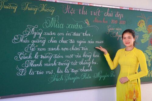 Cô giáo Quảng Trị viết chữ đẹp như vẽ tranh gây sốt mạng xã hội - 3