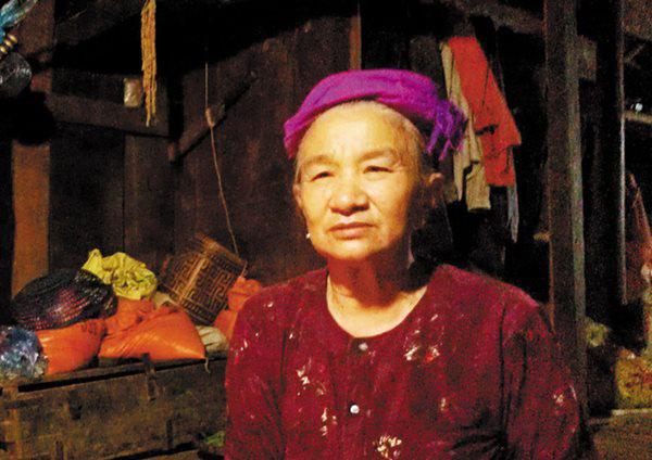 Bà Sa Thị Thênh kể về hành trình cất giấu kho báu của dòng họ Sa năm xưa. Ảnh: Gia đình & Xã hội