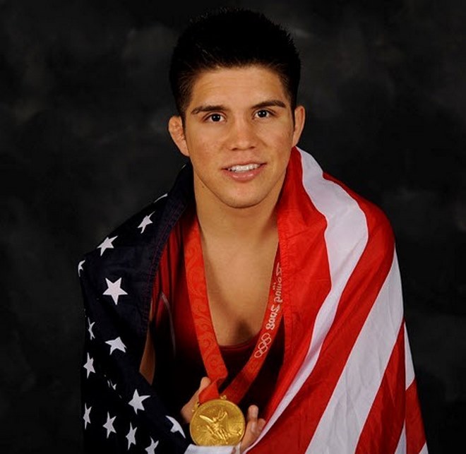 Với xuất phát điểm từ môn đấu vật,&nbsp;Henry Cejudo&nbsp;từng giành tấm huy chương vàng&nbsp;Olympic 2008 cho đội tuyển Mỹ. Sau khi bước lên sàn MMA chuyên nghiệp năm 2013, cựu võ sĩ sinh năm 1987 đạt thành tích 16 thắng và thua 2. Trong bức ảnh chúc mừng Quốc khánh Mỹ mới đây,&nbsp;Cejudo khoe lại tấm HCV giành được ở&nbsp;Bắc Kinh và tự hào khi trở thành người đại diện cho xứ sở cờ hoa trên đấu trường thể thao quốc tế.