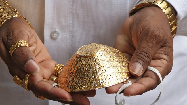 Sự việc ông Shankar Kurhade làm khẩu trang vàng đã khiến cho nhiều người ở Ấn Độ xôn xao giữa lúc số ca mắc mới Covid-19 ở nước này vẫn ở mức cao.
