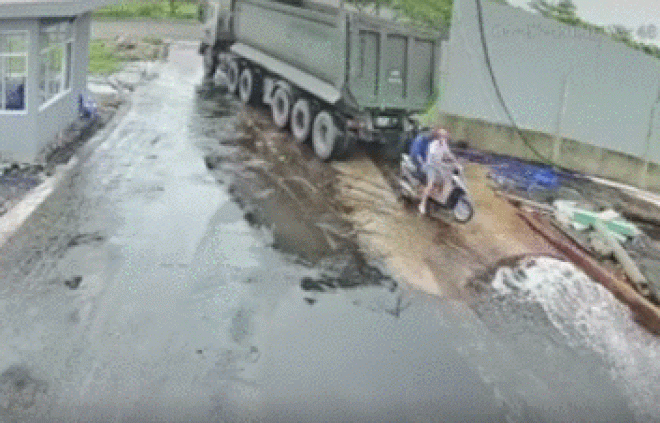Video: Thót tim cảnh xe ben lùi suýt cuốn xe ga LEAD vào gầm - 1