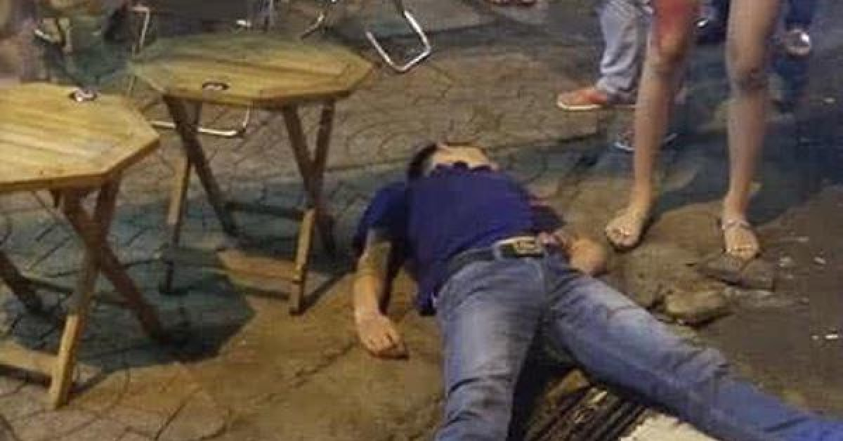 Pháp luật - Đang uống cà phê thì bị đâm gục