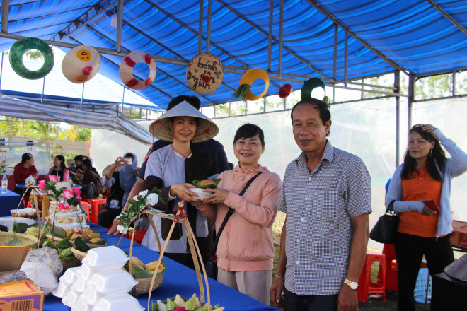 Du khách thưởng thức các món bánh dân gian