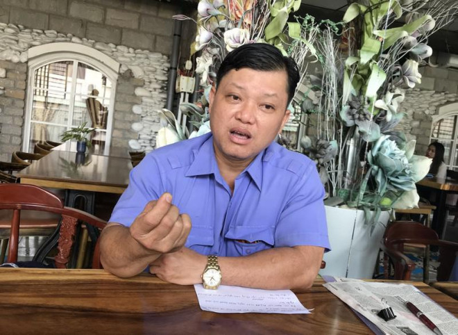 Kiểm sát viên Phan Anh Tuấn (VKSND TP.HCM) đang trao đổi với phóng viên. Ảnh: Ngân Nga