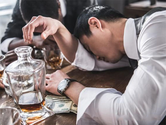 Sức khỏe đời sống - Nếu không muốn tuổi thọ rút ngắn, đừng làm 6 việc này sau khi say rượu
