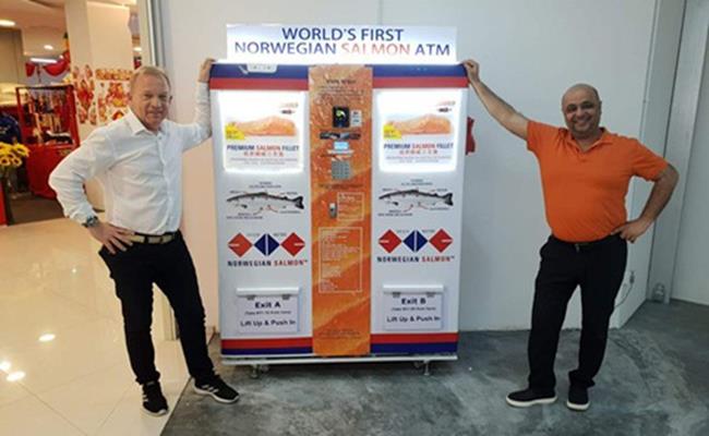 Theo The Straits Times đưa tin, mới đây một công ty có tên Norwegian Salmon ở đảo quốc Singapore đã đưa ra ý tưởng bán cá hồi thông qua máy bán hàng tự động ATM.
