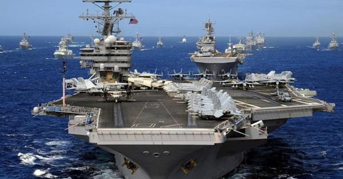Mỹ điều thêm oanh tạc cơ&nbsp;B-52 tập trận với 2 tàu sân bay ở Biển Đông nhằm phô trương sức mạnh trước Trung Quốc. (Ảnh: The Sun)