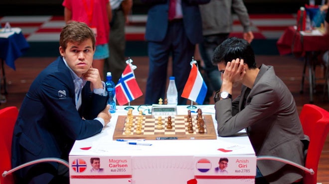 Magnus Carlsen (trái) giành chức vô địch&nbsp;Chessable Masters 2020