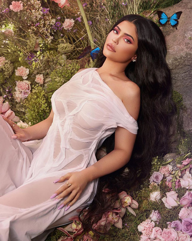 Thu Thủy mặc váy trong suốt giống Kylie Jenner - 6