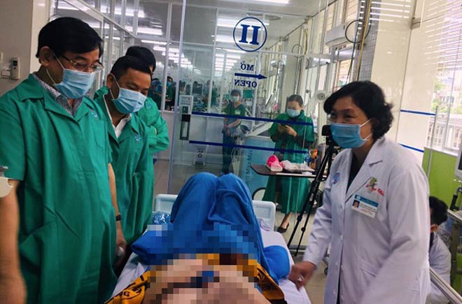 PGS.TS Lương Ngọc Khuê, Cục trưởng Cục Quản lý Khám chữa bệnh (ngoài cùng bên trái) thăm bệnh nhân 91. Ảnh: Lê Hảo.