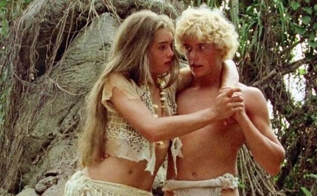Trong đó cảnh quay nóng bỏng trong phim lại gặp phải nhiều tranh cãi bởi vì cô nàng xinh đẹp Brooke Shields khi đó còn quá trẻ. Qua thời gian, vai diễn Em của Brooke trong phim này trở thành một trong những vai diễn để đời của cô, đồng thời trong phim cũng có cảnh nổi tiếng nhất trong sự nghiệp điện ảnh của nữ diễn viên này.
