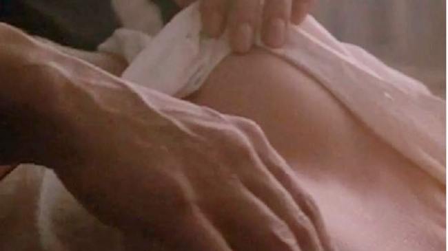 Một trong những yếu tố gây tranh cãi mỗi lần nhắc đến "Weeks" chính là cảnh nóng, yếu tố bạo dâm trong phim. Bộ phim bị chê tơi tả nhưng đại thắng doanh thu và giúp Kim Bassinger trở thành "bom sex" nổi tiếng thập niên 80.
