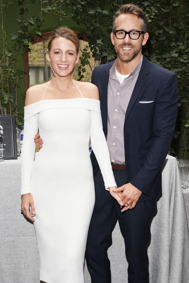 Vợ của nam diễn viên Ryan Reynolds thật sự "than thở" rằng quá khổ sở khi phải xem cảnh nóng của chồng cùng bạn diễn: “Chẳng khác gì trò tra tấn với tôi những ngày này, vì tôi liên tục phải đi máy bay và đoạn chồng tôi với&nbsp;Ryan ân ái tràn ngập cả máy bay vì ai ai cũng muốn xem phim này, tất cả luôn!” – Blake nói.
