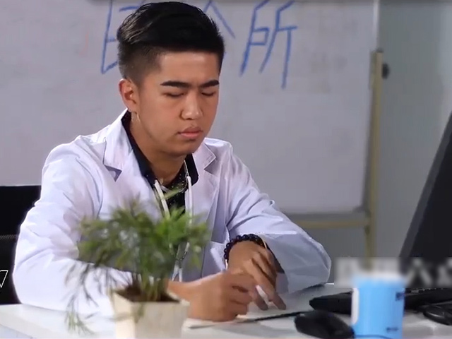 Video Clip Cười - Đi khám bệnh còn bị bác sĩ "cà khịa"