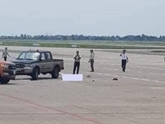 Tin tức trong ngày - Trước khi tông nữ nhân viên tử vong trong sân bay Nội Bài, xe bán tải đã vượt xe cùng chiều