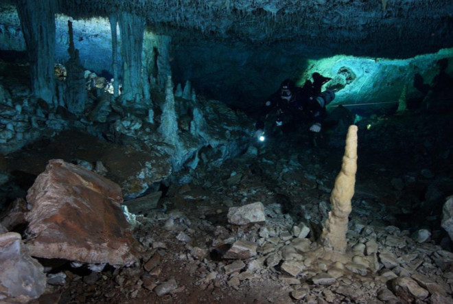 Bên trong một mỏ đất son bí ẩn - ảnh: CINDAQ.ORG/REUTERS