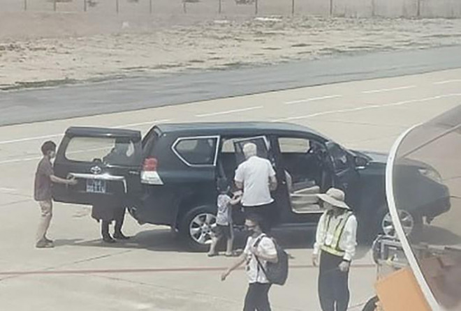 Phó Bí thư Thường trực Tỉnh ủy Phú Yên Lương Minh Sơn cùng con và cháu có xe biển xanh đón ngay chân cầu thang máy bay tại sân bay Tuy Hoà.
