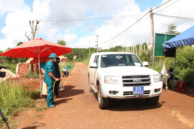 Lực lượng chức năng tiến hành chốt chặn tại làng Bông Hiot