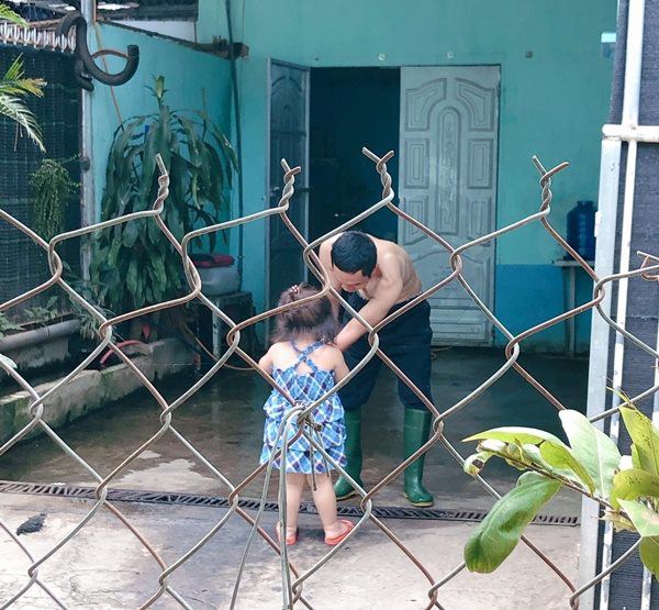 Con gái 3 tuổi đi ship hàng, mẹ Đồng Nai lên tiếng khi bị trách "Không sợ yêu râu xanh?" - 2