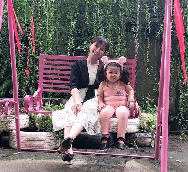Con gái 3 tuổi đi ship hàng, mẹ Đồng Nai lên tiếng khi bị trách "Không sợ yêu râu xanh?" - 1