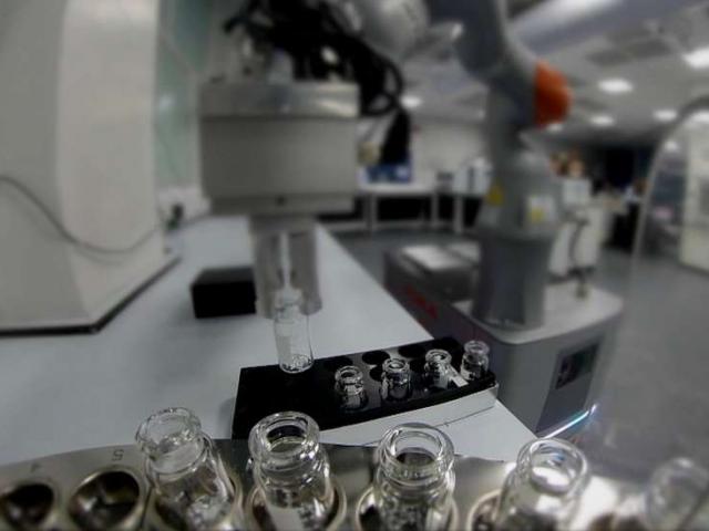 Phi thường - kỳ quặc - “Tiến sĩ robot" lần đầu tiên làm thay con người trong phòng thí nghiệm