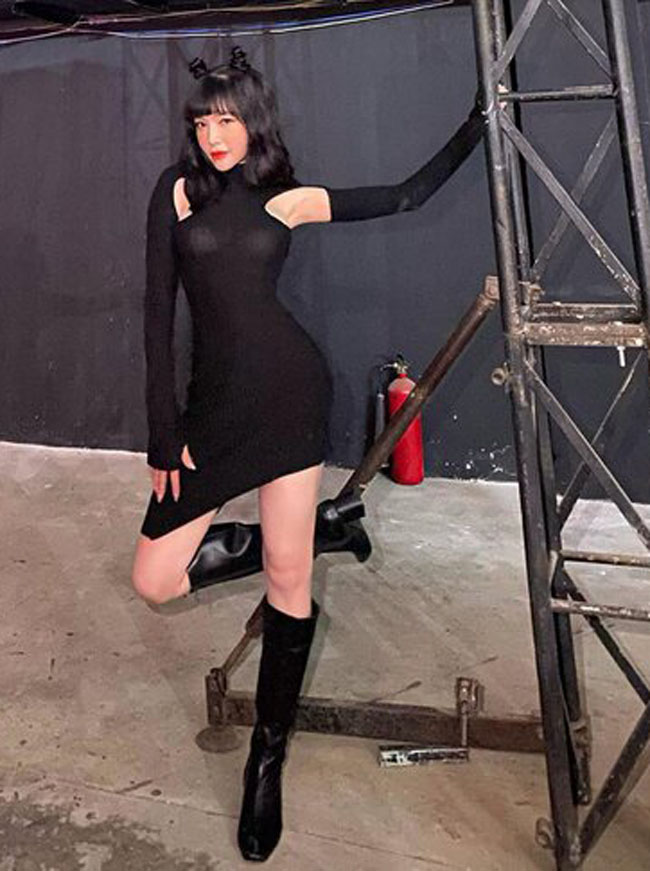 Nhiều người đinh ninh bà mẹ 2 con này không chọn trang phục quá hở nữa, nhưng nhìn kỹ thì mới biết hóa ra mình nhầm.&nbsp;
