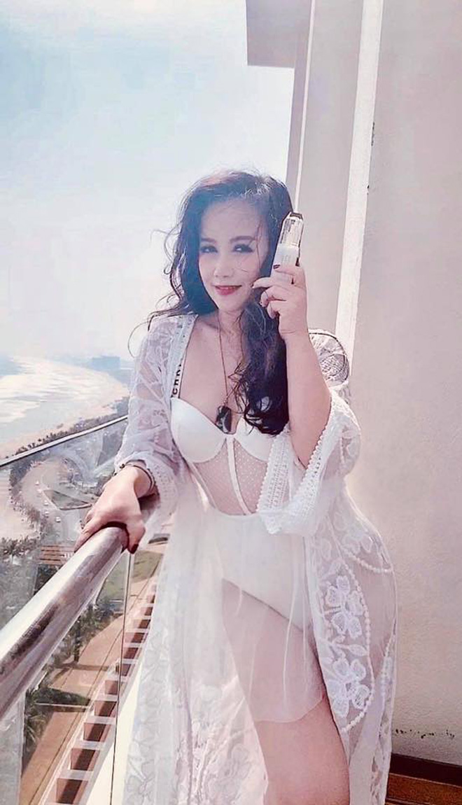 Nữ diễn viên 4 đời chồng mặc sexy ở tuổi 45, chồng "phi công trẻ" ghen ra mặt - 3