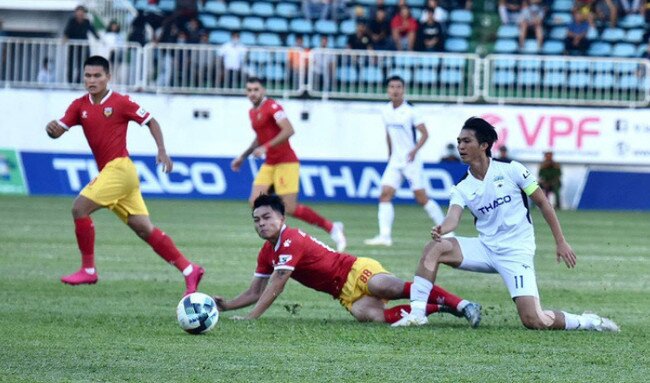 HAGL (áo trắng) vừa đánh bại Hồng Lĩnh Hà Tĩnh